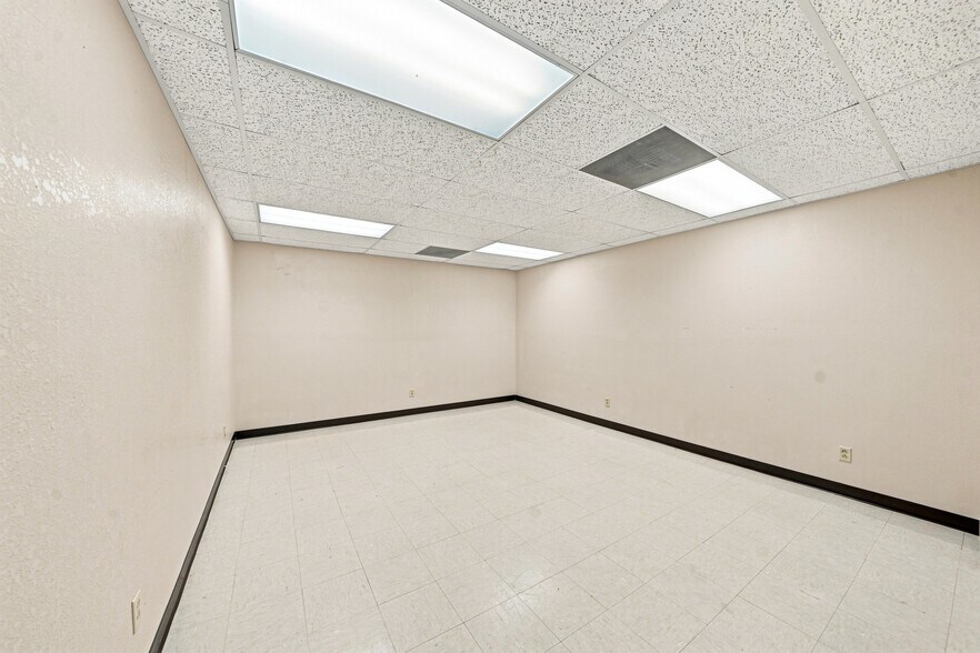More Photos Of 951 S Kingshighway St, Sikeston Office For Sale