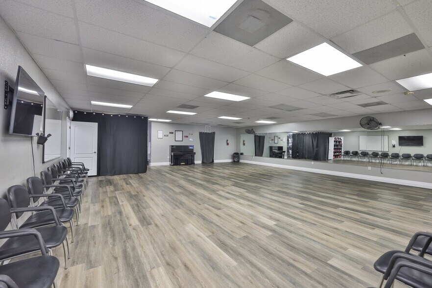 More Photos Of 307 S Parsons Ave, Brandon Storefront For Lease