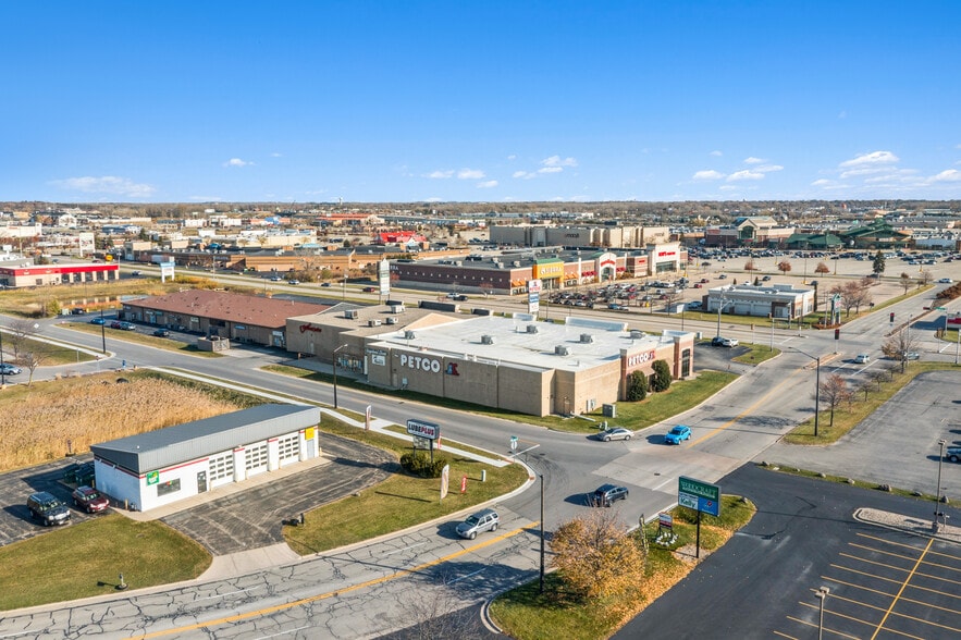 More Photos Of 711 N Casaloma Dr, Appleton Freestanding For Sale