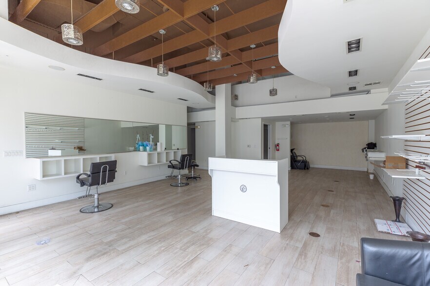 More Photos Of 9435-9439 Santa Monica Blvd, Beverly Hills Storefront Retail Office For Lease