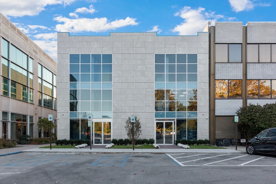 More Photos Of 1051 Franklin Ave, Garden City Office For Sale