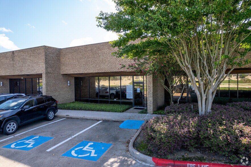 More Photos Of 7505-7563 South Fwy, Houston Unknown For Lease