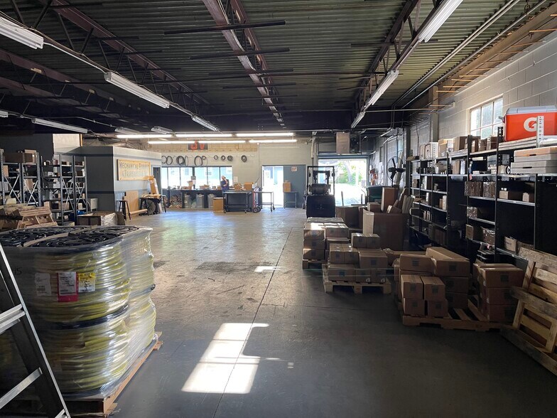 More Photos Of 3060 Madison Ave SE, Grand Rapids Service For Lease