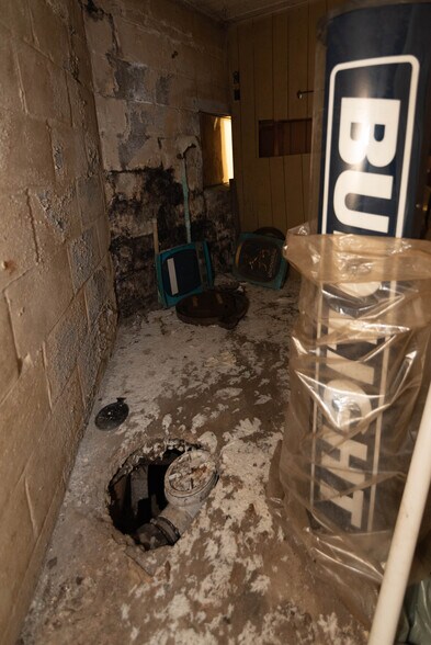 More Photos Of 2816 Old North Point Rd, Baltimore Bar For Sale