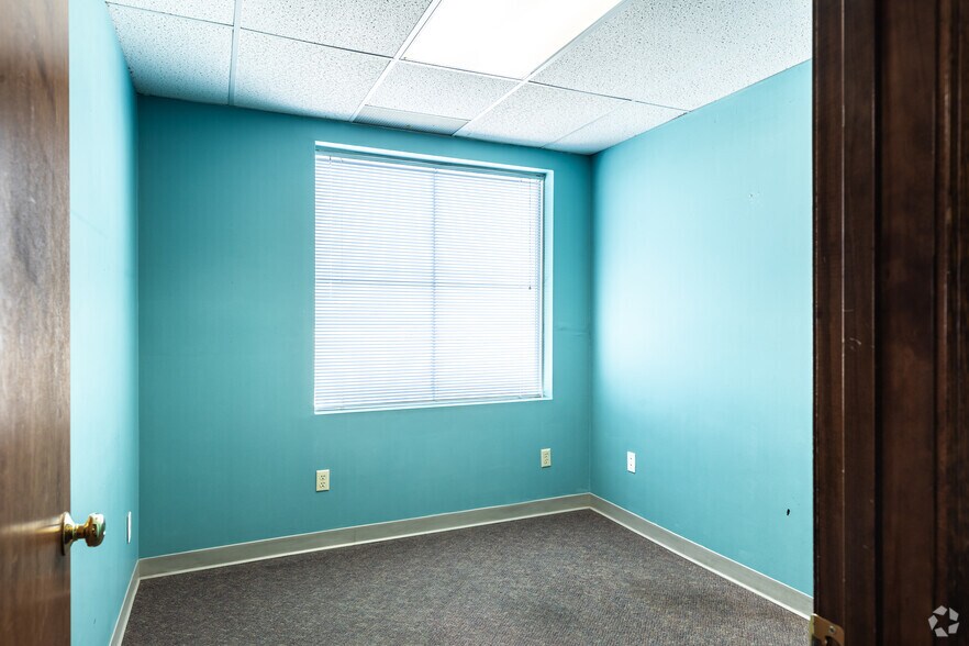 More Photos Of 3737 S Elizabeth St, Independence Office For Lease