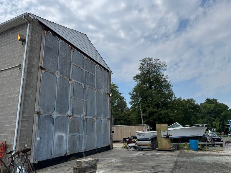 More Photos Of 201 Oak Ave, Essex Marina For Lease