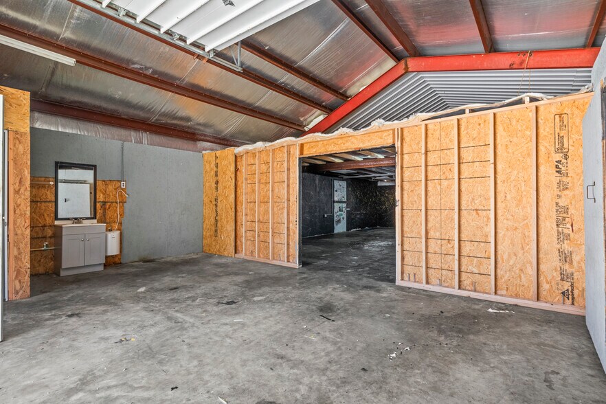 More Photos Of 802 E Main St, Omaha Flex For Sale