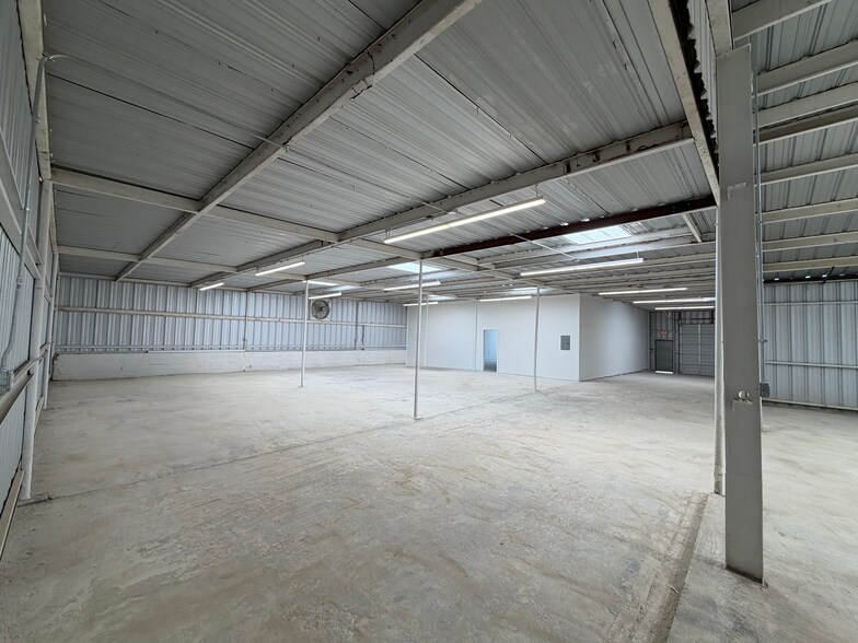 More Photos Of 118-122 W Turbo Dr, San Antonio Warehouse For Lease