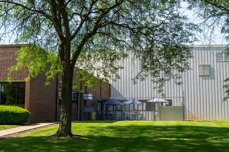 More Photos Of 5400 Perry Dr, Waterford Distribution For Sale