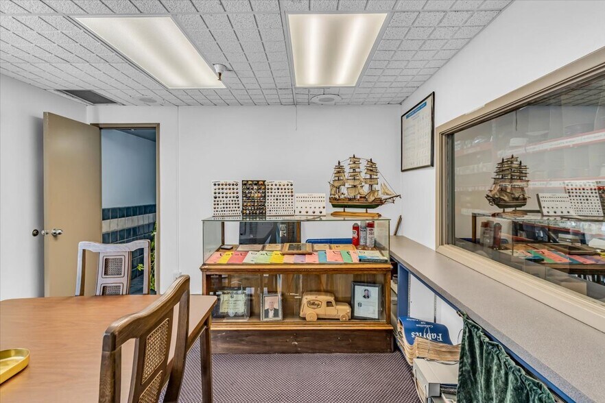 More Photos Of 1401 N Bailey Ln, Tucson Showroom For Sale