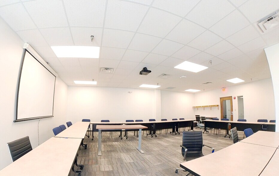 More Photos Of 4755 Kingsway Dr, Indianapolis Office For Lease