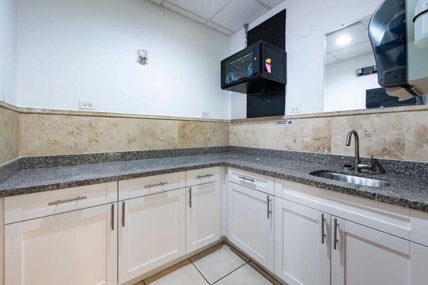 More Photos Of 6141 Sunset Dr, South Miami Medical For Lease