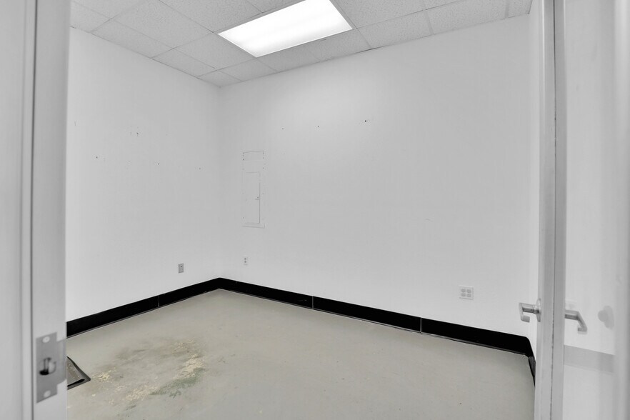 More Photos Of 150 W Main St, Lewisville Bar For Lease