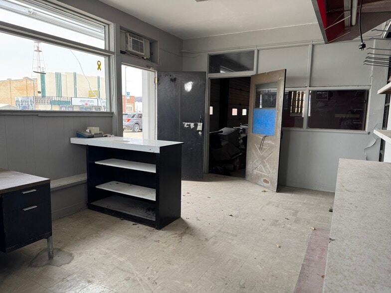 More Photos Of 100 Main St, Cut Bank Warehouse For Sale