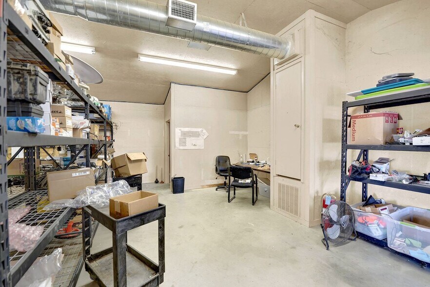 More Photos Of 389 Interstate 35 S, Devine Unknown For Lease