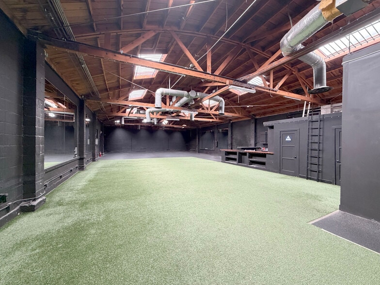 More Photos Of 6610 Lexington Ave, Los Angeles Showroom For Lease