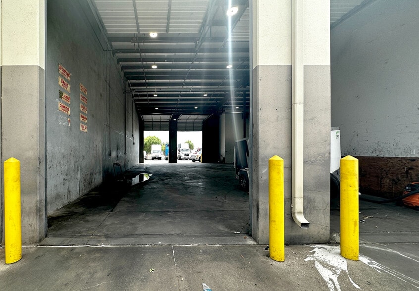 More Photos Of 307 N Rogers Rd, Irving Warehouse For Lease