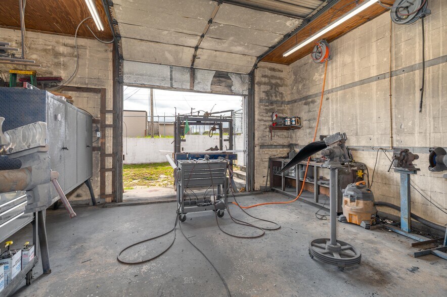 More Photos Of 19 Evergreen Dr, Lake Wales Freestanding For Sale