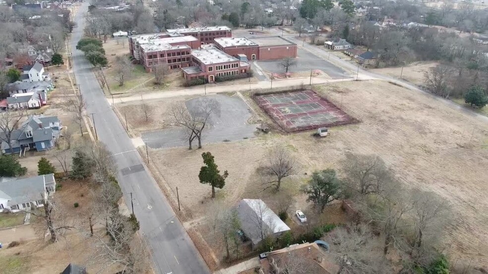 Primary Photo Of 700 W Houston St, Marshall Schools For Sale