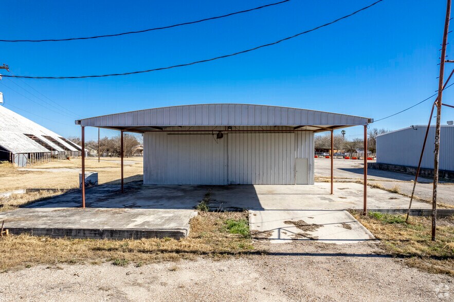 More Photos Of 205 E Dailey St, Kenedy Warehouse For Sale