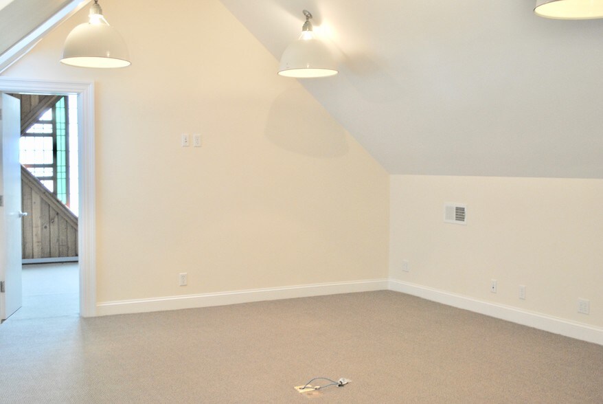 More Photos Of 31 Saint Roch Ave, Greenwich Office Residential For Lease