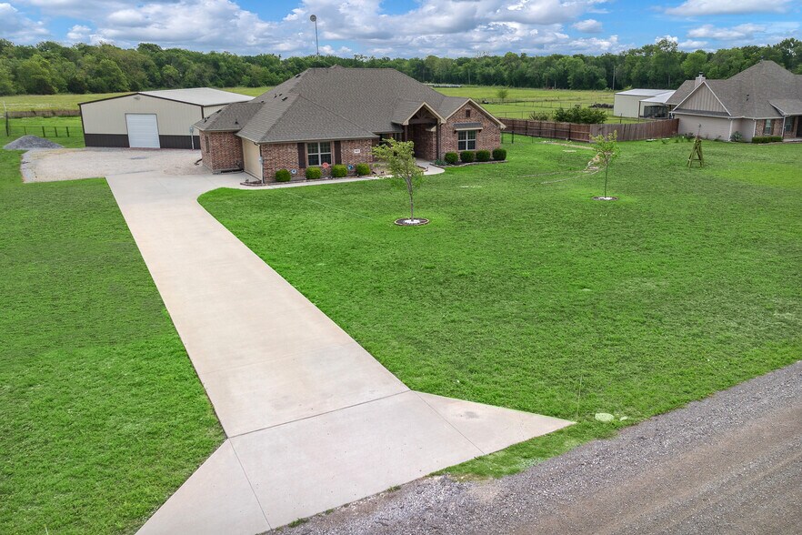 More Photos Of 667 County Road 4935, Trenton Service For Sale