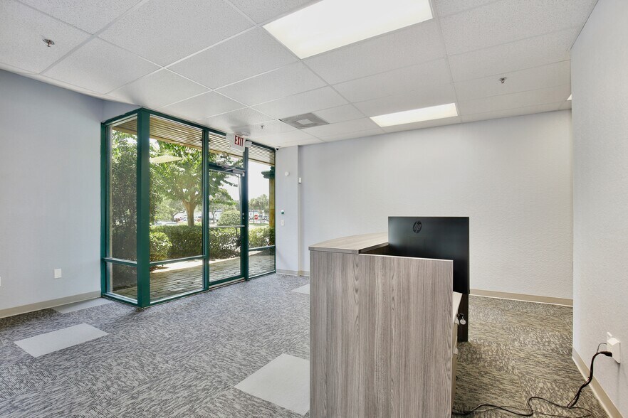 More Photos Of 6881 Kingspointe Pky, Orlando Flex For Lease