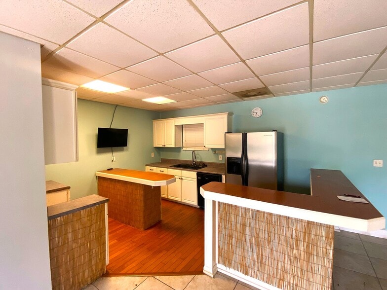 More Photos Of 19924 Chestnut Dr, Foley Showroom For Lease