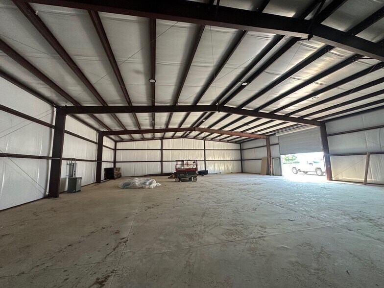 More Photos Of 3304 Hutchinson Ave, Adel Light Manufacturing For Lease