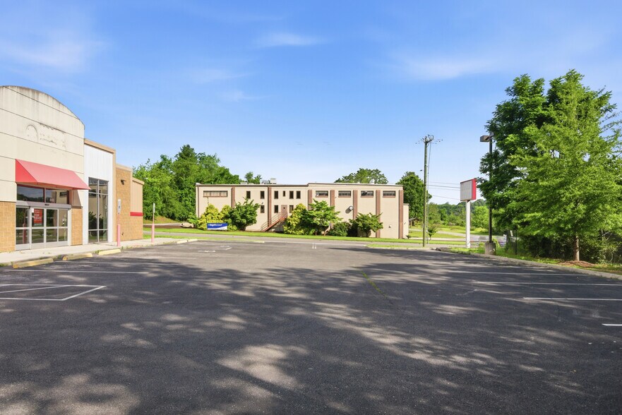 More Photos Of 800 W Main St, Radford Freestanding For Sale