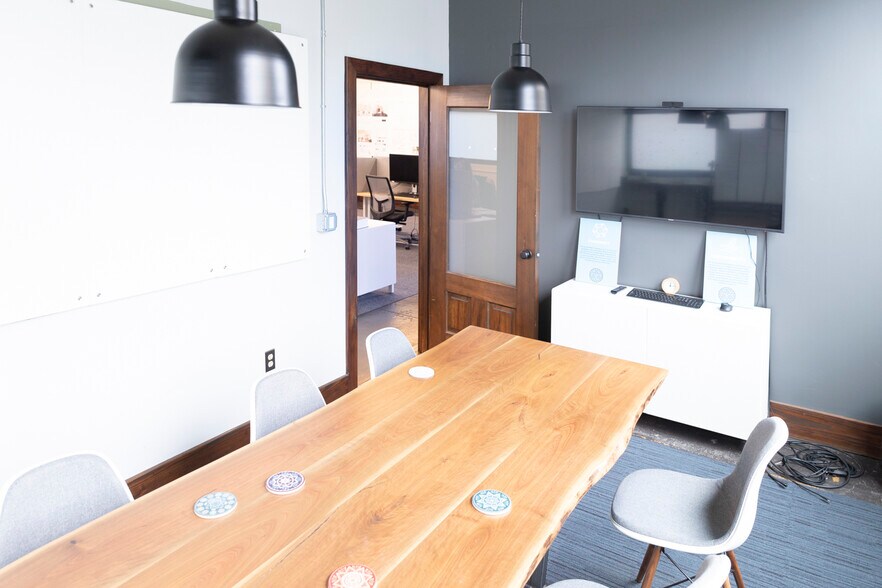 More Photos Of 2335 SE 50th Ave, Portland Light Distribution For Lease