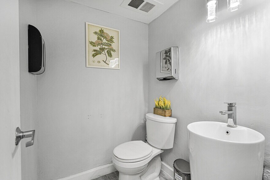 More Photos Of 2645 SW 37th Ave, Miami Medical For Sale