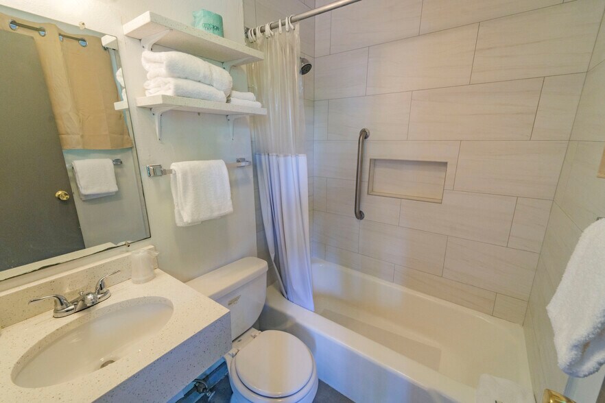 More Photos Of 6 Abroad Rd, West Dover Hotel For Sale