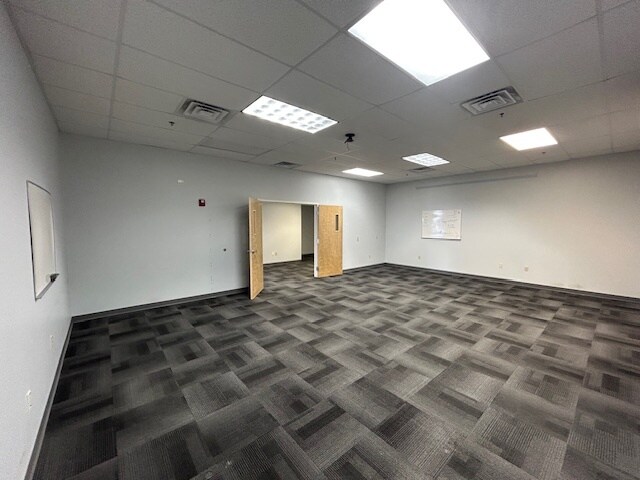 More Photos Of 7 Perimeter Rd, Manchester Light Manufacturing For Lease