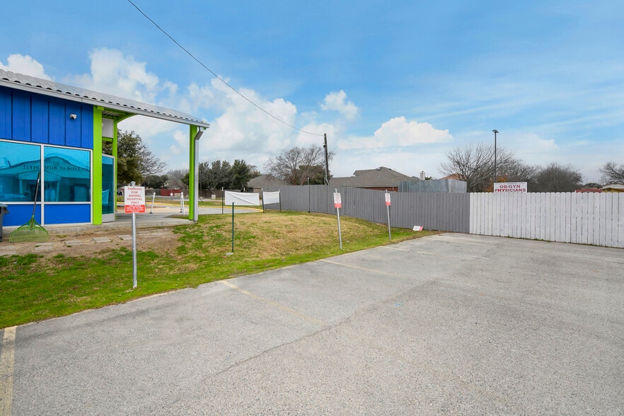 More Photos Of 13039 Nacogdoches Rd, San Antonio Veterinarian Kennel For Sale
