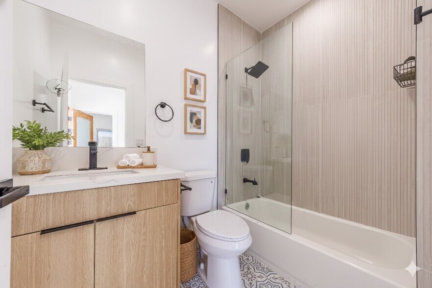 More Photos Of 5209 W 20th St, Los Angeles Multifamily For Sale