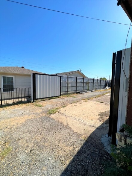 More Photos Of 11462 Newkirk St, Dallas Office For Sale