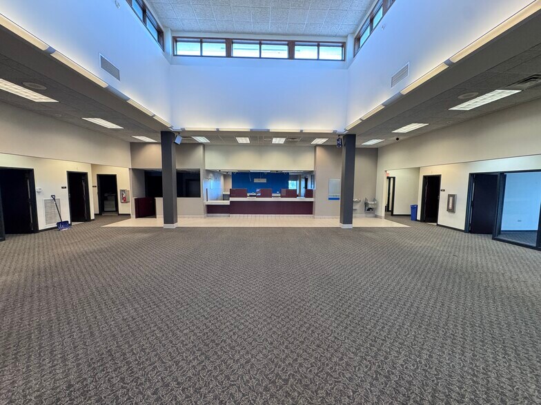 More Photos Of 2505 N Farnsworth Ave, Aurora Bank For Lease