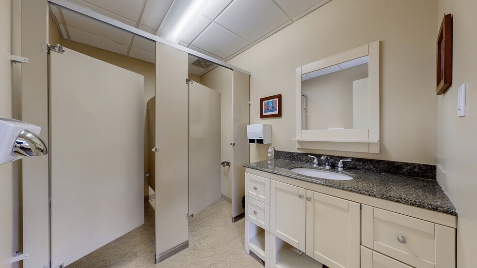 More Photos Of 121 Robinson St, Markham Office For Sale