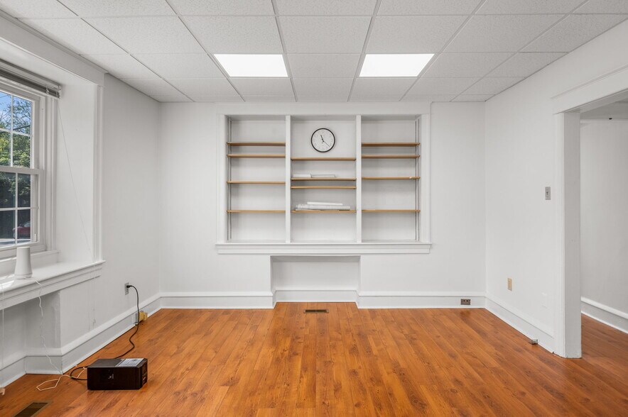 More Photos Of 3519 E Main St, Morgantown Office Residential For Lease