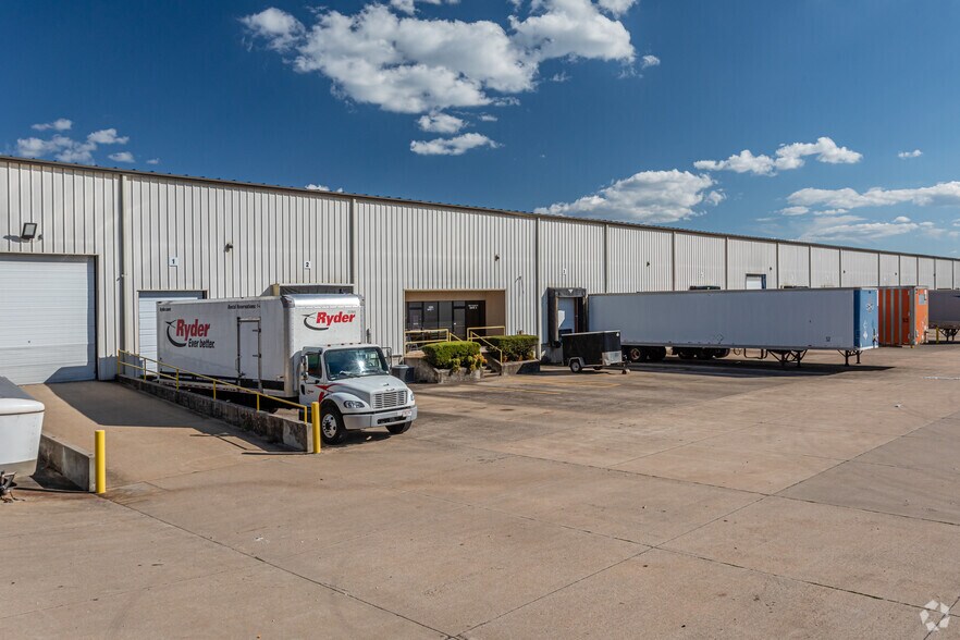 More Photos Of 1100 71 Plaza Ct, Springdale Warehouse For Lease
