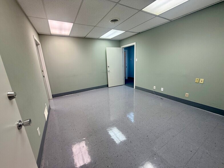 More Photos Of 170 8th St SE, Paris Office For Sale