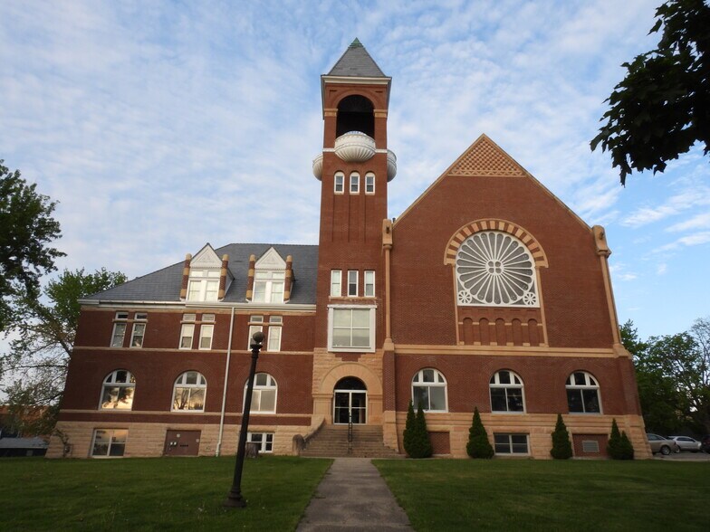 More Photos Of 315 S Grove Ave, Owatonna Schools For Sale