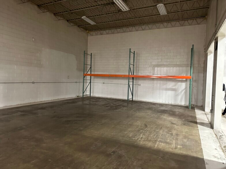 More Photos Of 2425 Burnside St, Knoxville Distribution For Sale