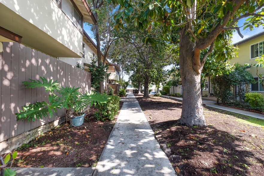 More Photos Of 14007 Moorpark St, Sherman Oaks Apartments For Sale