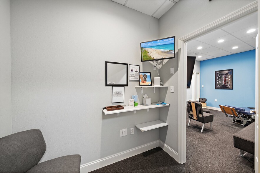 More Photos Of 5652-5654 Marquesas Cir, Sarasota Office For Lease