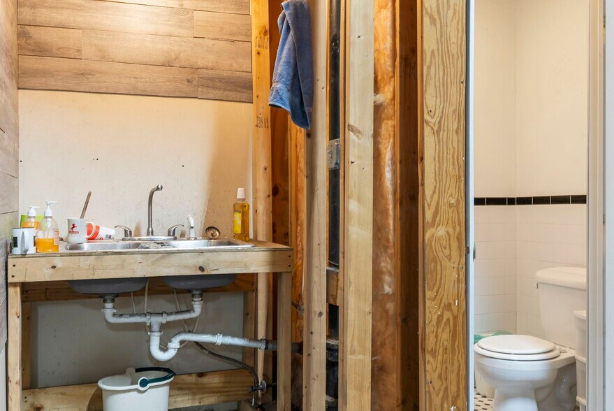 More Photos Of 721 N 2nd St, Rogers General Retail For Lease