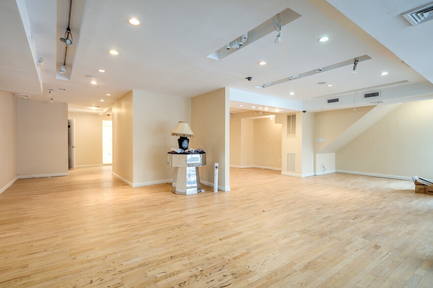 More Photos Of 62 Glen Cove Rd, Roslyn Heights Storefront Retail Office For Lease