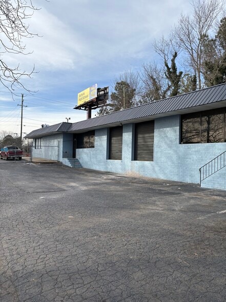 More Photos Of 5926-5940 N Tryon St, Charlotte Warehouse For Lease