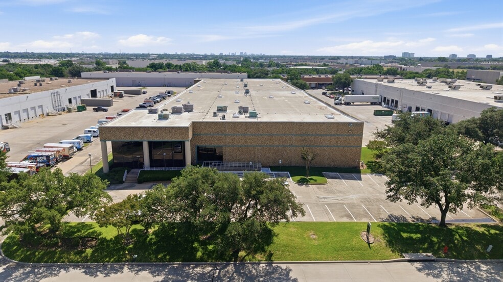 More Photos Of 13755-13775 Benchmark Dr, Farmers Branch Warehouse For Lease